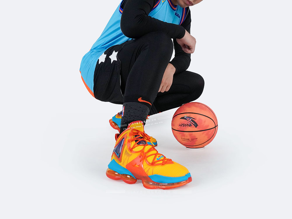 Lebron 19 Tune Squad