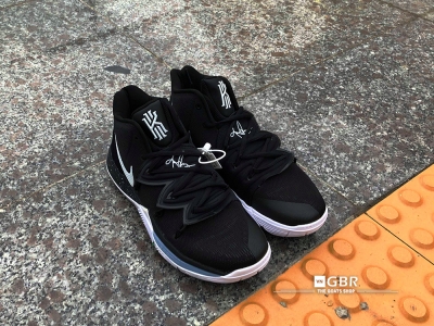 Kyrie 5 Magic Black