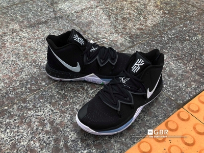 Kyrie 5 Magic Black