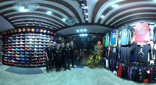 Không gian cửa hàng giày bóng rổ góc nhìn 360
